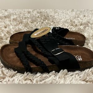 White Mountain Foot Beds Sandals- Women’s size 6 -leather straps New w/tags -